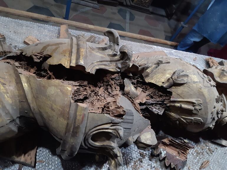 Altar de San Juan Bautista devastado por las termitas, en la Iglesia de Trinidad.