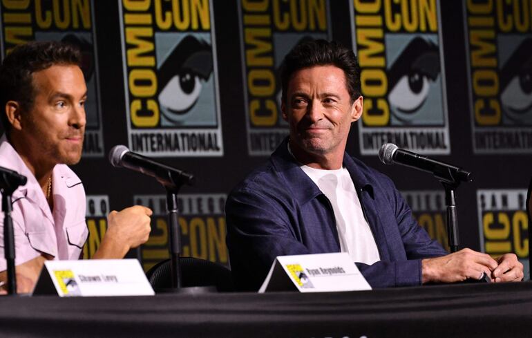 El actor canadiense Ryan Reynolds y el actor australiano Hugh Jackman durante la celebración del evento para fanáticos de la vida "Deadpool y Wolverine" durante la Comic Con International en San Diego, California, el pasado jueves 25 de julio. (DELMAS / AFP)