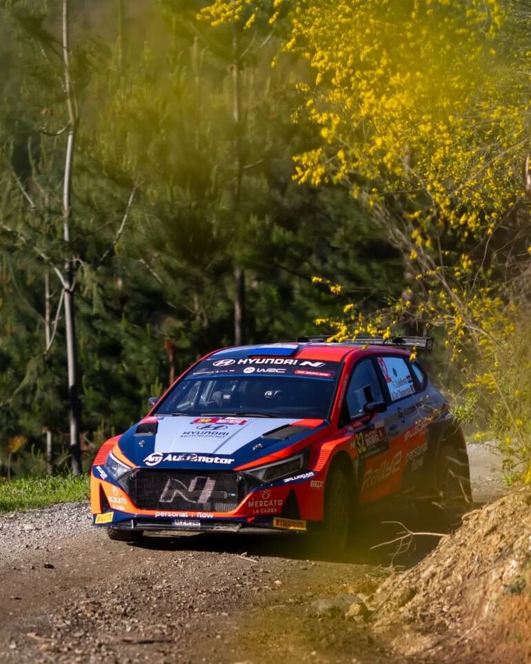 El piloto paraguayo Fau Zaldívar, navegado por el copiloto italo-argentino Marcelo Der Ohannesian en el Hyundai i20 N Rally2, sigue en competencia y ya se prepara para la segunda etapa en Chile.