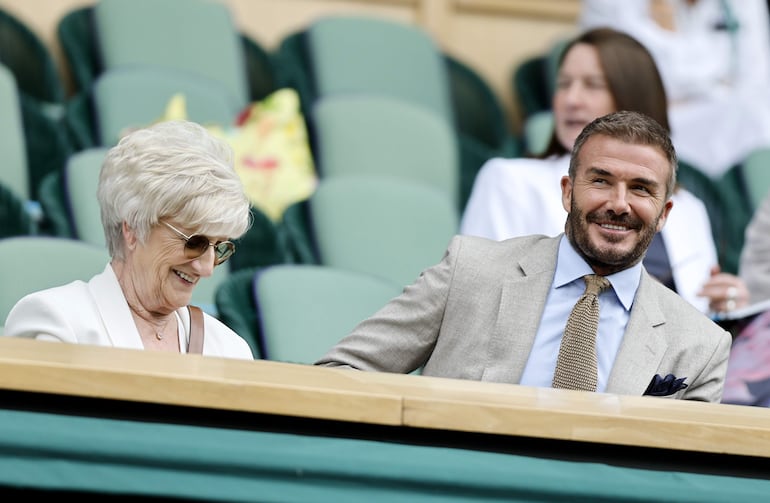 Muy sonrientes en Wimbledon, David Beckham y su mamá Sandra West. (EFE/EPA/TOLGA AKMEN)
