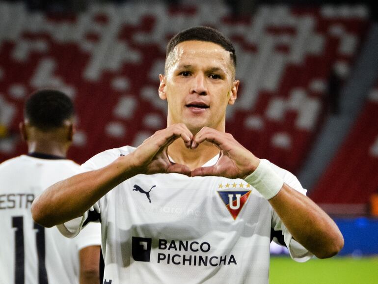 El paraguayo Alex Arce, jugador de la Liga de Quito, celebra un gol en el partido frente a Macará por la primera fecha de la Serie A de Ecuador en el estadio Rodrigo Paz Delgado, en Quito, Ecuador.