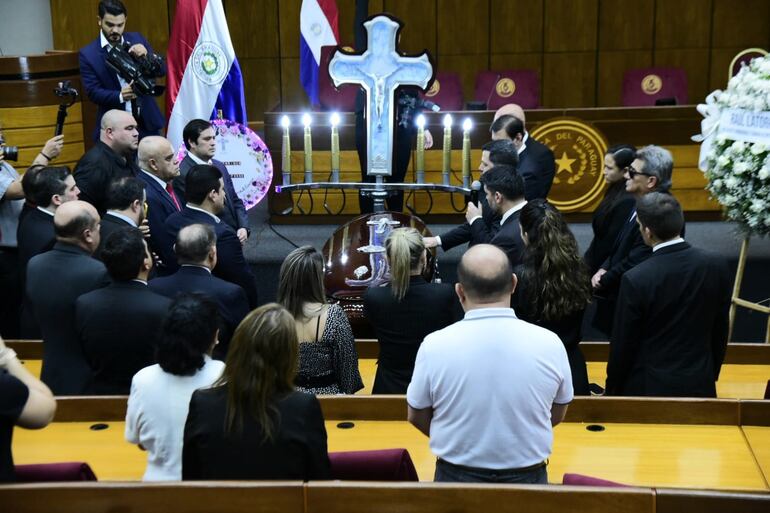 Colegas legisladores despiden al fallecido diputado colorado Walter Harms en la Sala Bicameral del Congreso.