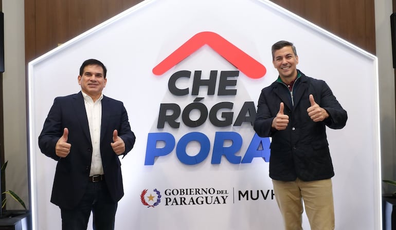 El ministro de Urbanismo, Juan Carlos Barujaa, y el presidente de la República, Santiago Peña, en el lanzamiento del programa Che Róga Porã, el viernes último.