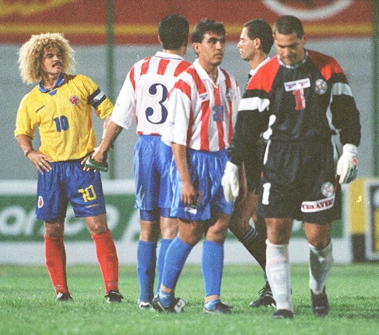 José Luis Chilavert, futbolista de la selección paraguaya, abandona el campo de juego expulsado en un partido frente a Colombia por las Eliminatorias Sudamericanas al Mundial 1998 en el estadio Defensores del Chaco, en Asunción.