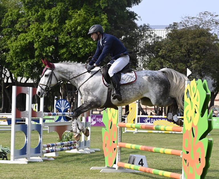 Ricardo Schweizer fue el mejor en categoría 1.10, consiguiendo el campeonato sobre el lomo del hermoso y guapo tordillo Cannes.