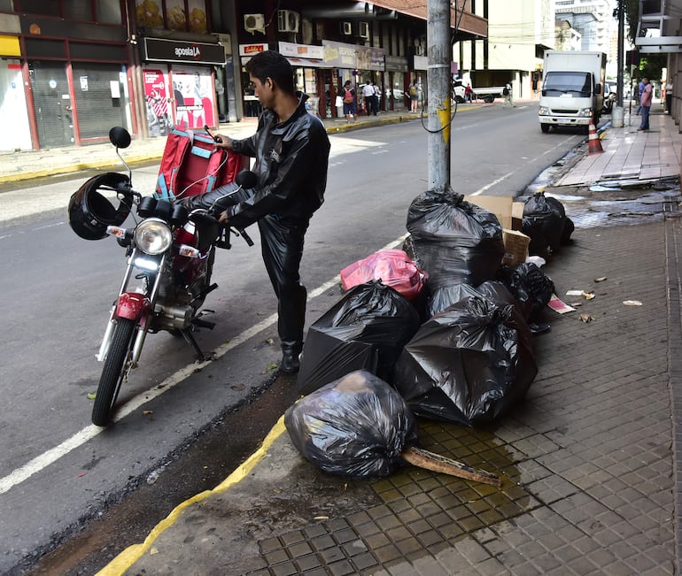 Basura sin recolectarse en pleno centro de Asunción, área donde los ciudadanos pagarán, además, por estacionar en la calle.