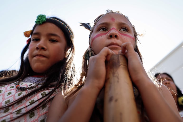 Dos niñas indígenas.