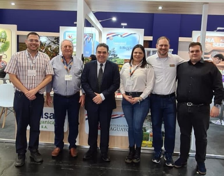 En el centro el Ing. Gustavo Rodriguez, junto a emprendedores, integrantes de la delegación paraguaya en Anuga 2023.