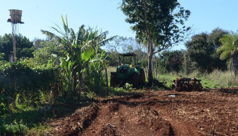 El secretario de Talento Humano José López Benítez dijo que este tractor de la Gobernación realizaba trabajos en los cultivos de la zona. Estaba estacionada a metros de la propiedad del gobernador.