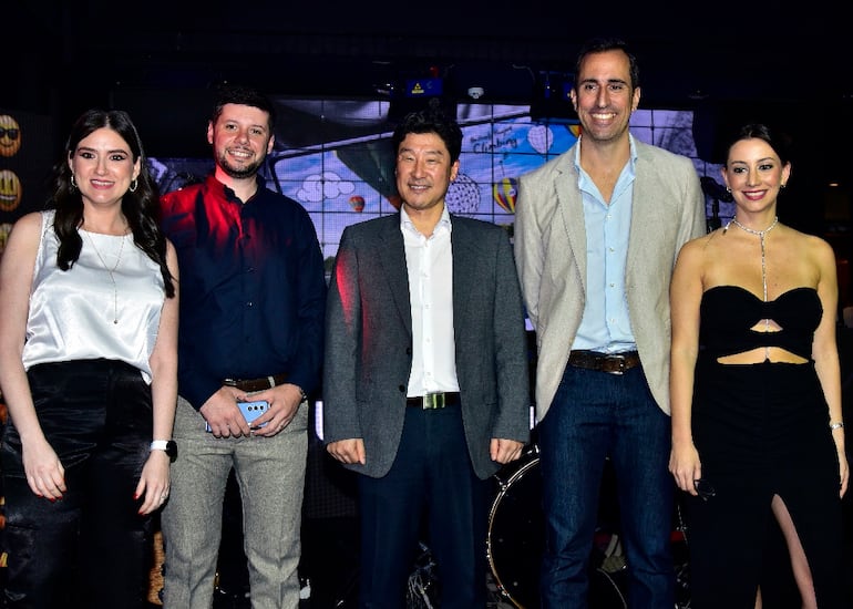 Marta Vera, Iván Spiess, Alejandro Song, Gonzalo Ramos y Valeria Cuenca presentaron las novedades de Samsung Paraguay.