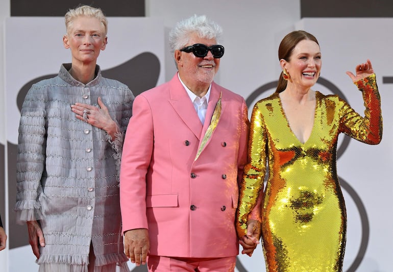 Tilda Swinton, Pedro Almodóvar y Julianne Moore durante el estreno de "The Room Next Door" en Venecia.