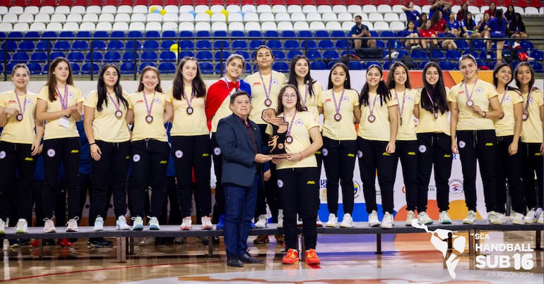 Roberto Lombardo, dirigente de la Confederación Paraguaya y Coscabal, entregó los trofeos a la sub 16, que fue tercera.