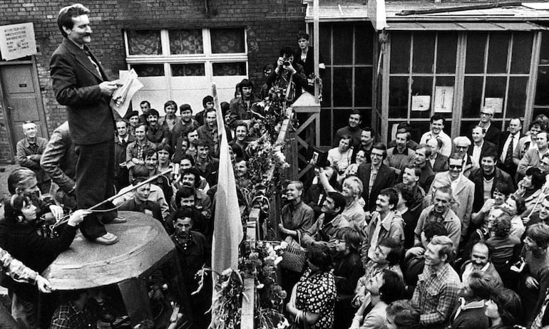 Lech Walesa ante los huelguistas en el Astillero Lenin de Gdansk, agosto de 1980. Foto: Reportagebild/ AP Images.