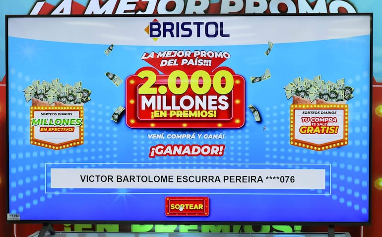 Momento en que se develó el nombre del ganador final de la promo "2.000 millones de guaraníes en premios" de Bristol.