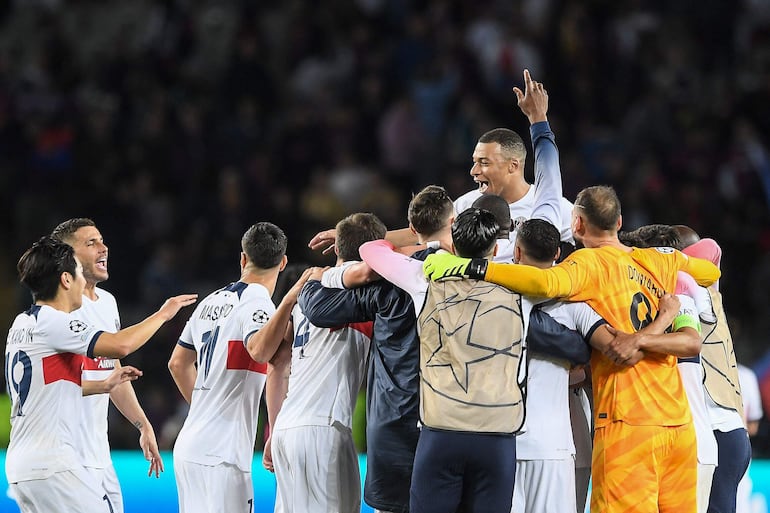 Los futbolistas del PSG festejan la victoria y clasificación a las semifinales de la Champions League 2023-2024. 