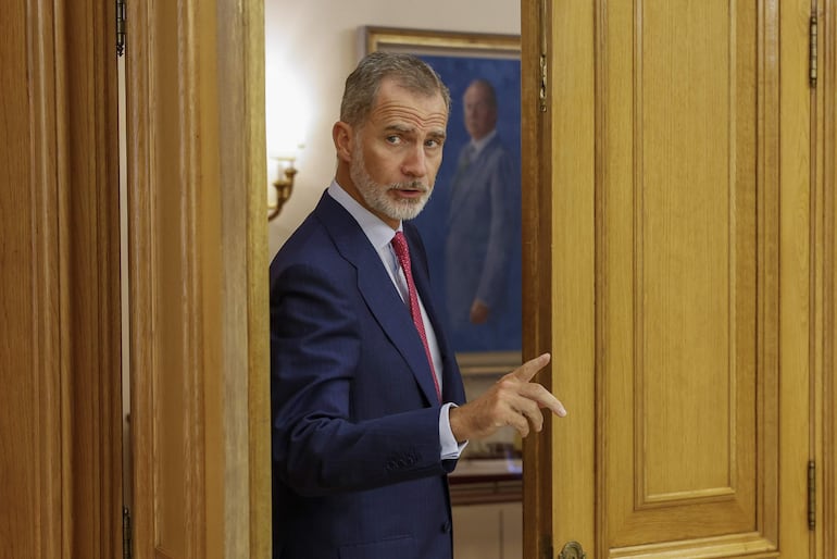 El rey Felipe VI durante la recepción, hoy, en el Palacio de la Zarzuela a la líder de Sumar, Yolanda Díaz, como parte de la ronda de consultas con los representantes políticos antes de proponer un candidato a la investidura. (EFE)