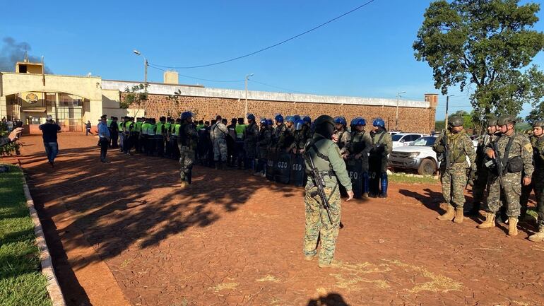 La Policía y el Ejército antes de entrar a la Penitenciaría de PJC.