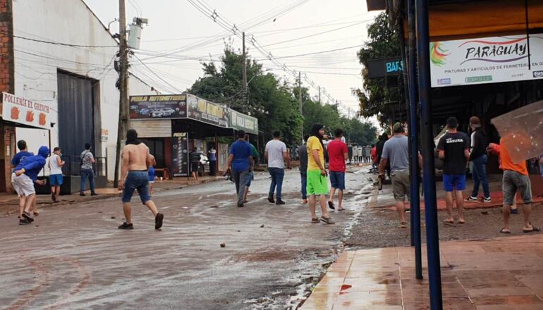 Los vecinos se enfrentaron con los agentes policiales pero rápidamente fueron dispersados.