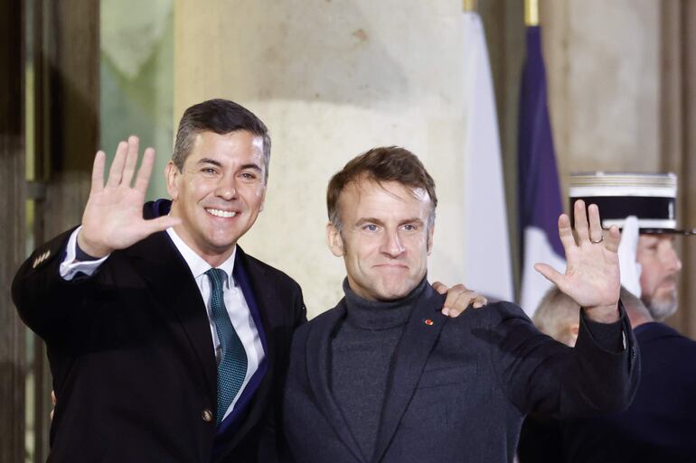 El presidente de Paaguay, Santiago Peña, reunido con el francés Emmanuel Macron.