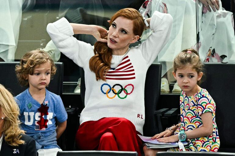 La actriz Jessica Chastain no se perdió la clasificación femenina de gimnasia artística durante los Juegos Olímpicos de París 2024 y fue para alentar a Simone Biles. (Gabriel BOUYS / AFP)