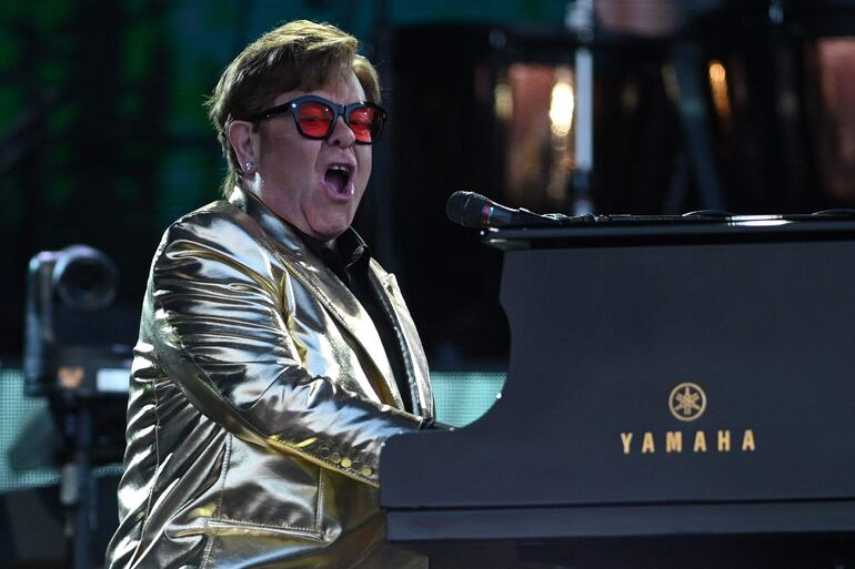 Elton John acaba de concluir su gira de despedida "Farewell Yellow Brick Road", que ha recaudado más de 887 millones de dólares.