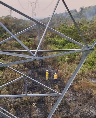 Técnicos de la ANDE verificaron línea de transmisión de 500 kV en Emboscada Cordillera.