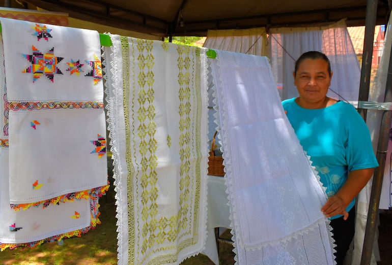 La artesana Daniela Cardozo exhibiendo su producción, camineros con bordes trabajados que podrán adquirirse en la expoferia.