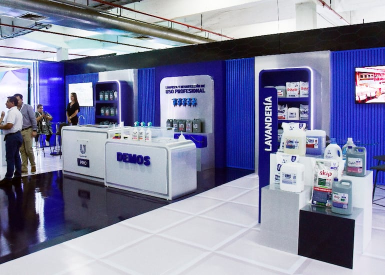 Stand de Unilever Profesional, donde profesionales expresaron su interés por las soluciones de limpieza que brinda la empresa.