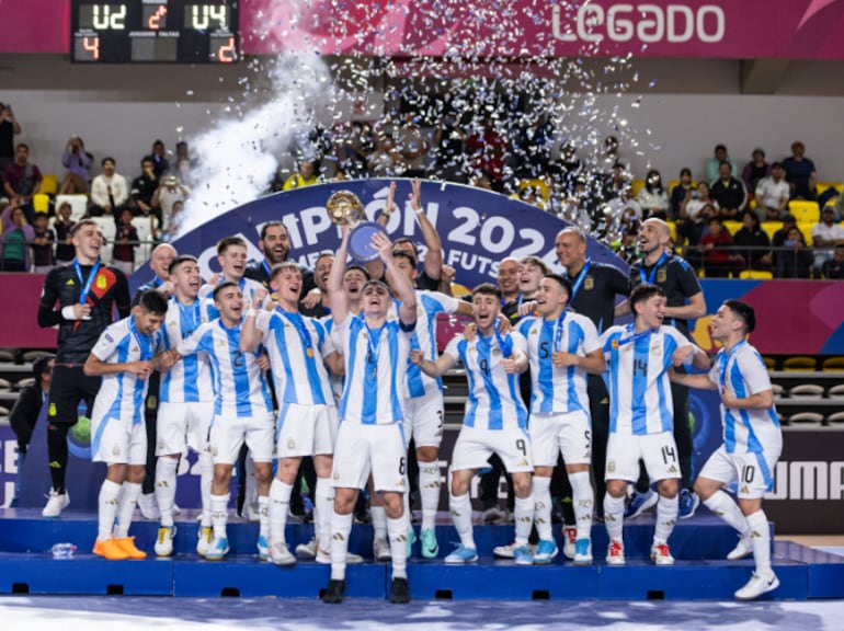 Argentina derrotó 4-2 a Colombia y conquistó su segundo título regional, mientras Brasil ostenta ocho cetros. Los albicelestes fueron campeones en 2016.