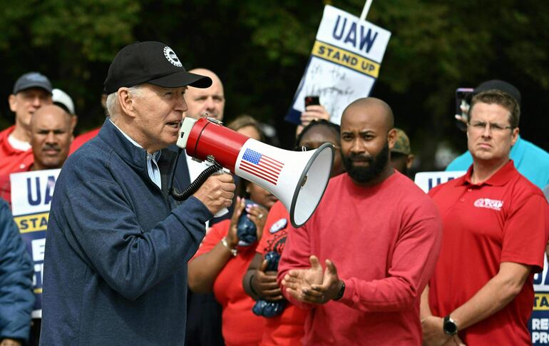 Joe Biden, presidente de Estados Unidos (EE.UU.) se sumó a las manifestaciones desarrolladas por trabajadores del sector de automoción en Detroit.