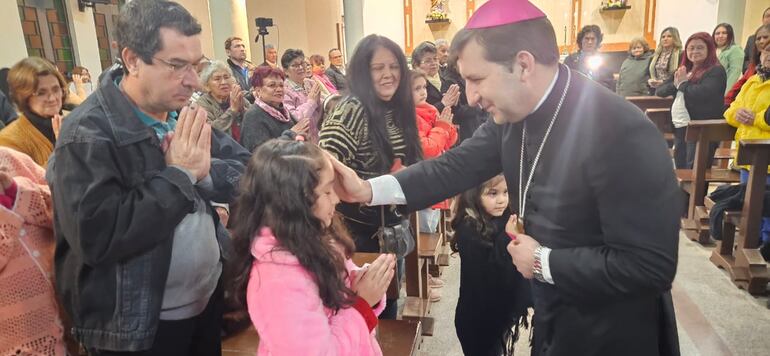 El representante del Papa Francisco, nuevamente dio muestras de su gran humildad. bendigo a todos.