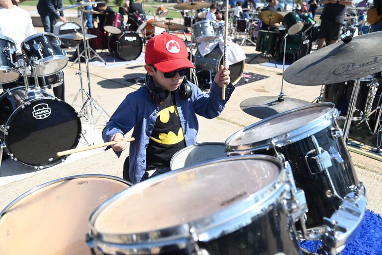 El espectáculo de hoy en la Costanera involucra a bateristas desde los 5 años hasta gente de la tercera edad.