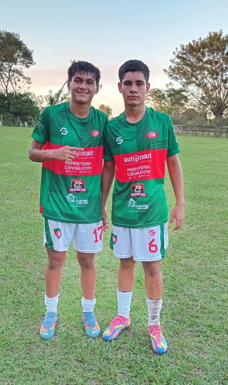 Aldo Javier Alvarenga (17) y Daniel Ezequiel Chaparro (6), chicos de 16 años que aportaron lo suyo en el triunfo del equipo de Cordillerano Central.