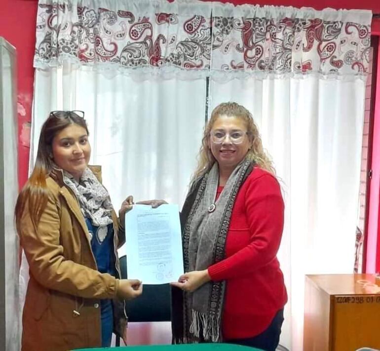 La directora del Centro de Salud local, Dra. Laura Josefina Correa Escobar, el día que asumió el cargo, acompañada de la directora de la Novena Región Sanitaria, Dra. Auria Celeste Villalba.