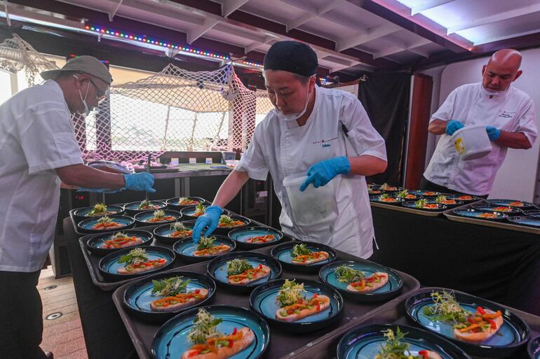 Chefs del Royal Albatross preparan la comida para los pasajeros. 