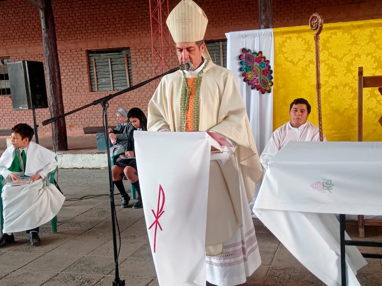 El obispo del Chaco monseñor Gabriel Escobar, durante la homilía de la misa central en Puerto Casado.