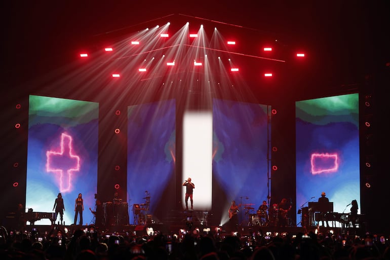 El cantautor y compositor Alejandro Sanz arranca este sábado en el Navarra Arena de Pamplona su gira "Sanz en Vivo".