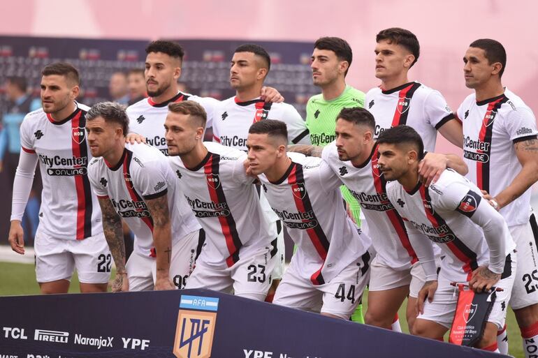 Fernando Cardozo y Gustavo Velázquez, arriba en los extremos, jugaron ayer de titular en la victoria de Newell's sobre Barracas Central.