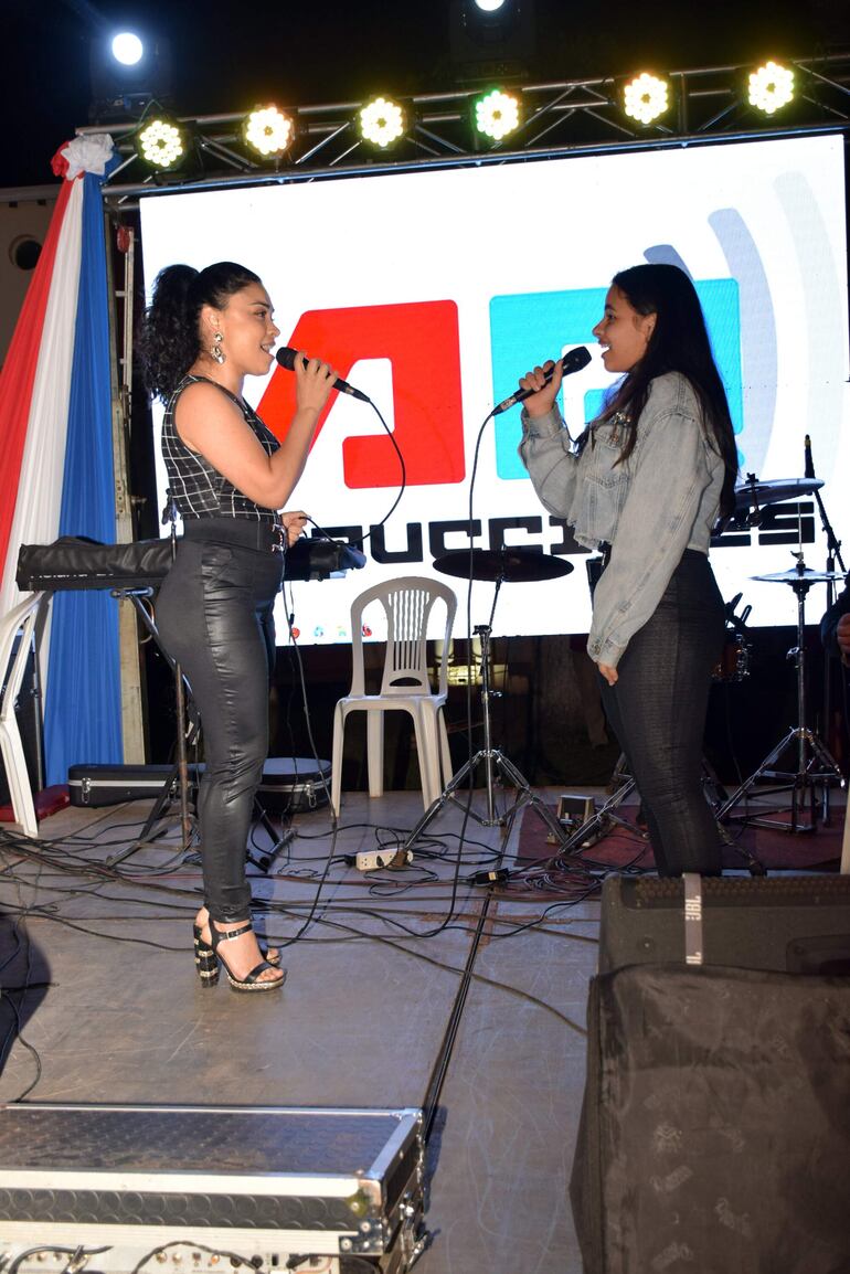 Laura y Patricia Machuca ofreciendo un show espectacular para los nepomucenos.