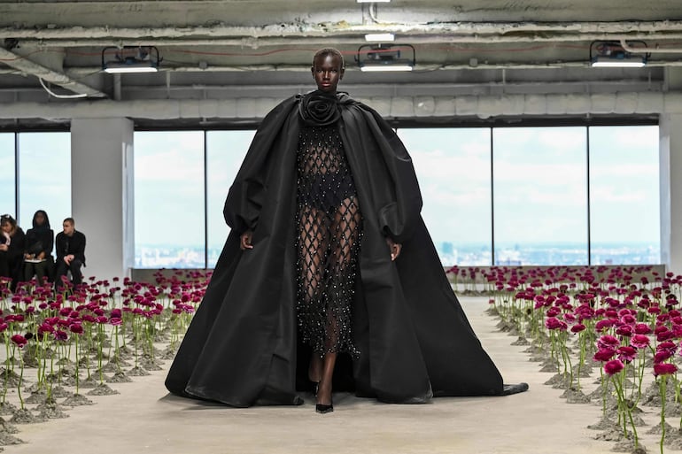 Aunque el tono de las prendas fuera negro se destacó una flor gigante en la capa y mucha energía.