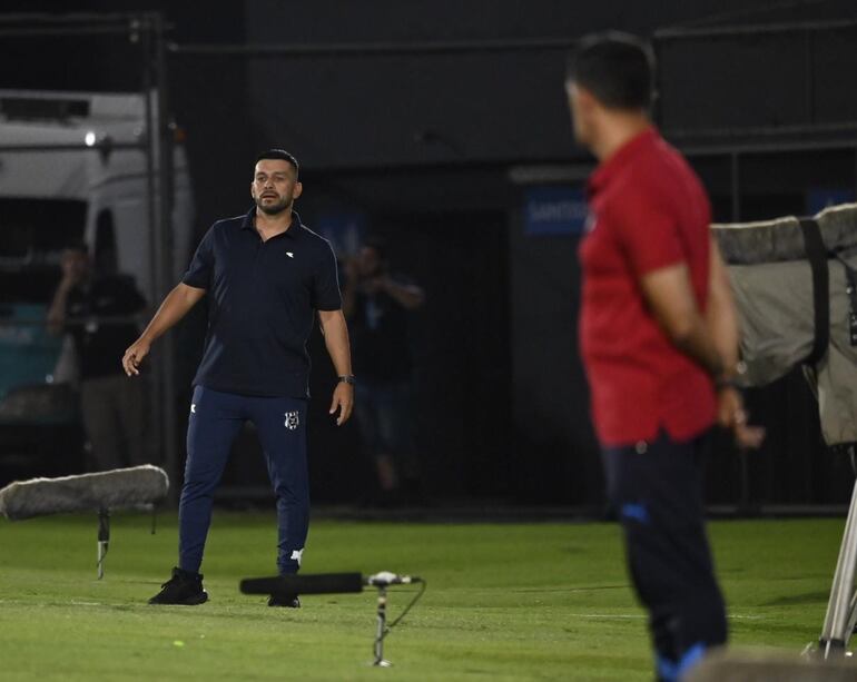 Felipe Giménez, entrenador del 2 de Mayo, en el partido ante Cerro Porteño por la tercera fecha del torneo Apertura 2024 del fútbol paraguayo en el estadio Defensores del Chaco, en Asunción.