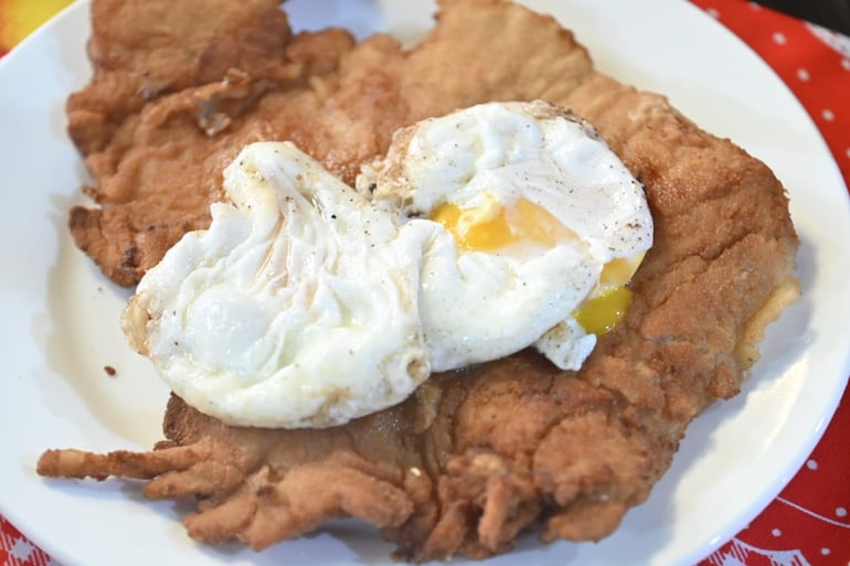 La milanesa con huevo es otro de los platos más pedidos, y disfrutados por los comensales noctámbulos.