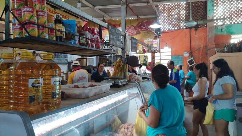 Varias personas adelantan sus compras para Semana Santa.