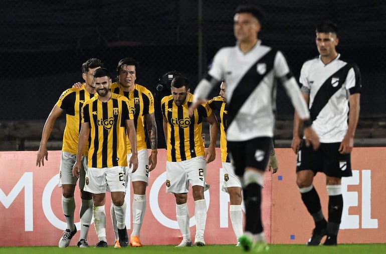 Los jugadores de Guaraní celebran un tanto contra Danubio por la fase de grupos de la Copa Sudamericana en el estadio Centenario, en Montevideo.