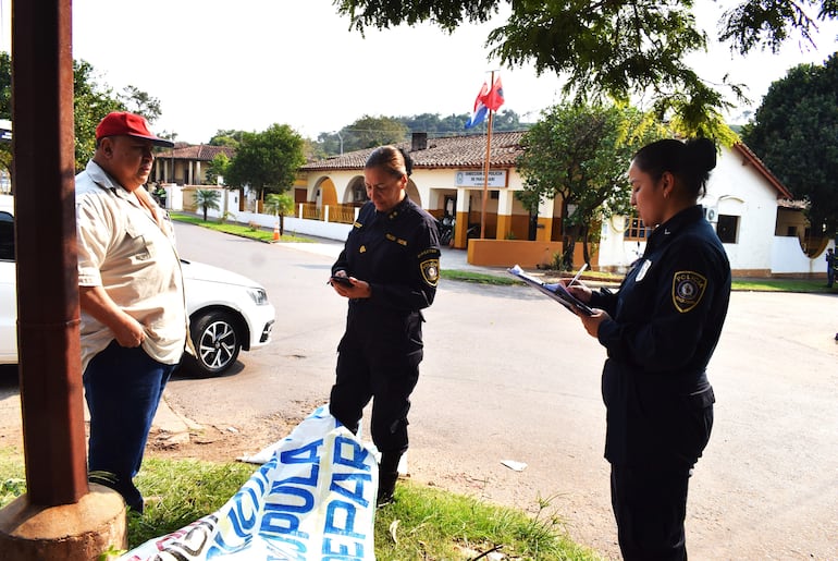 La directora departamental, Martina Trinidad Ortellado, realizó tomas fotográficas del cartel de los manifestantes y periodistas que cubrían la manifestación.