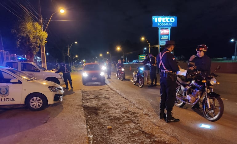 La Policía hizo intensos controles en la madruga de este miércoles sobre la Ruta PY02, a la altura del kilómetro 15, en el barrio Santa Lucía de San Lorenzo.