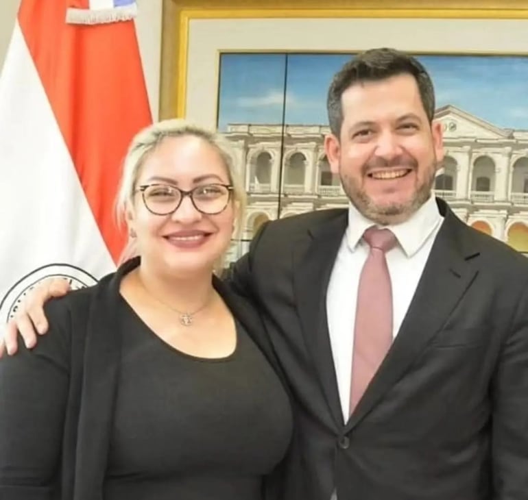 Katherine Krone y el presidente de Diputados, Raúl Latorre, a quien le quita fotos.