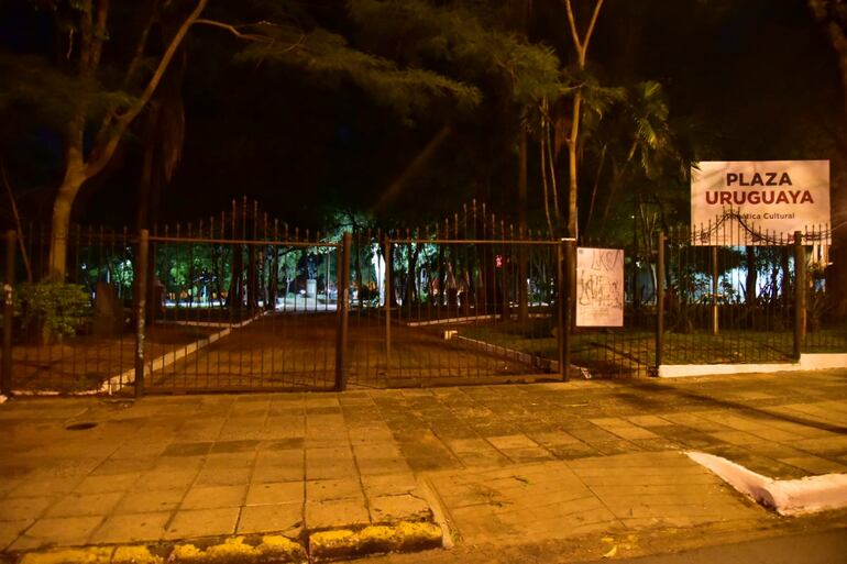 La Plaza Uruguaya fue parcialmente iluminada por la Municipalidad de Asunción luego de más de un año de total oscuridad. Con falta de luminica se encuentran varias plazas de la capital.