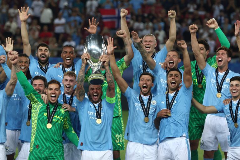 Los jugadores del Manchester City celebran con el trofeo después de ganar el partido de fútbol de la Supercopa de la UEFA entre el Manchester City y el Sevilla FC en el estadio Karaiskakis en El Pireo, Grecia, el 16 de agosto de 2023.