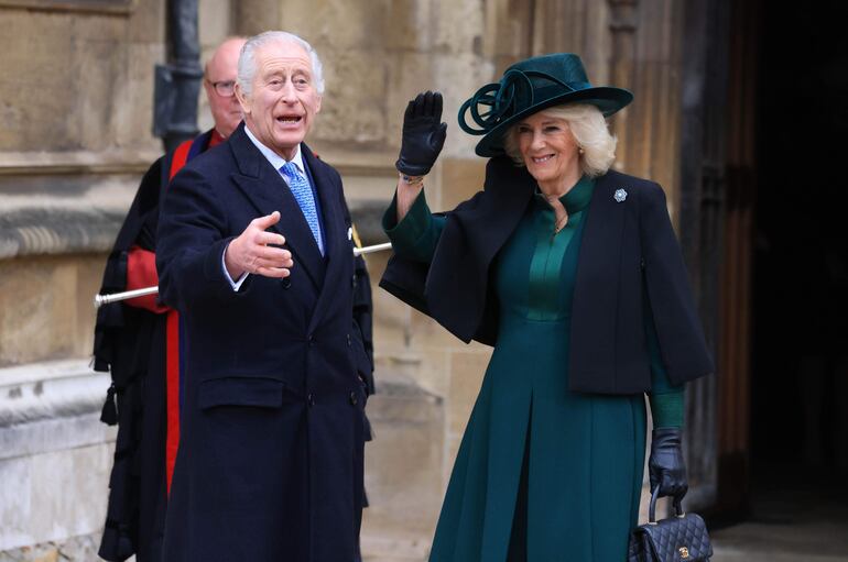 El rey Carlos III y la reina Camila son muy compañeros. (EFE/EPA/NEIL HALL)
